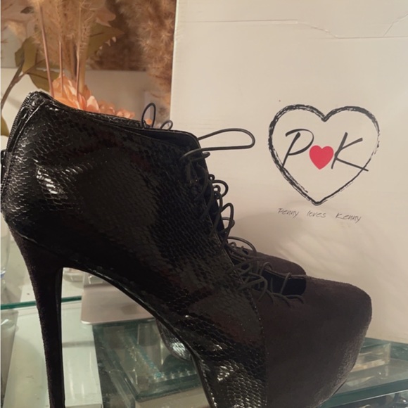 5 inch heel with 1 1/2 platform. - Picture 4 of 4